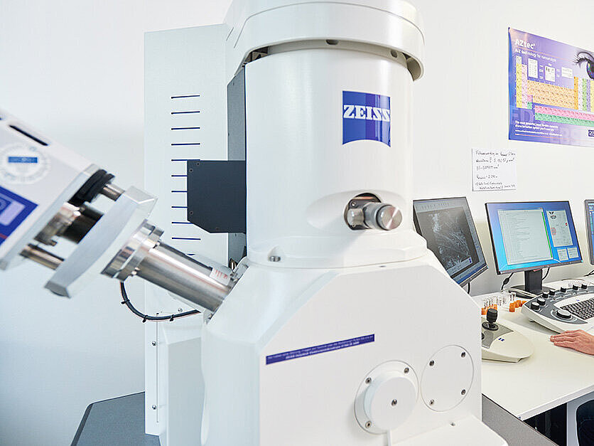 Elektronenmikroskop, Laboranalytik, Elektromagnetische Felder