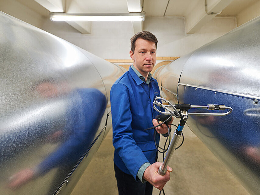 Rohrleitungsprüfstand, Mitarbeiter misst, Prüfeinrichtung