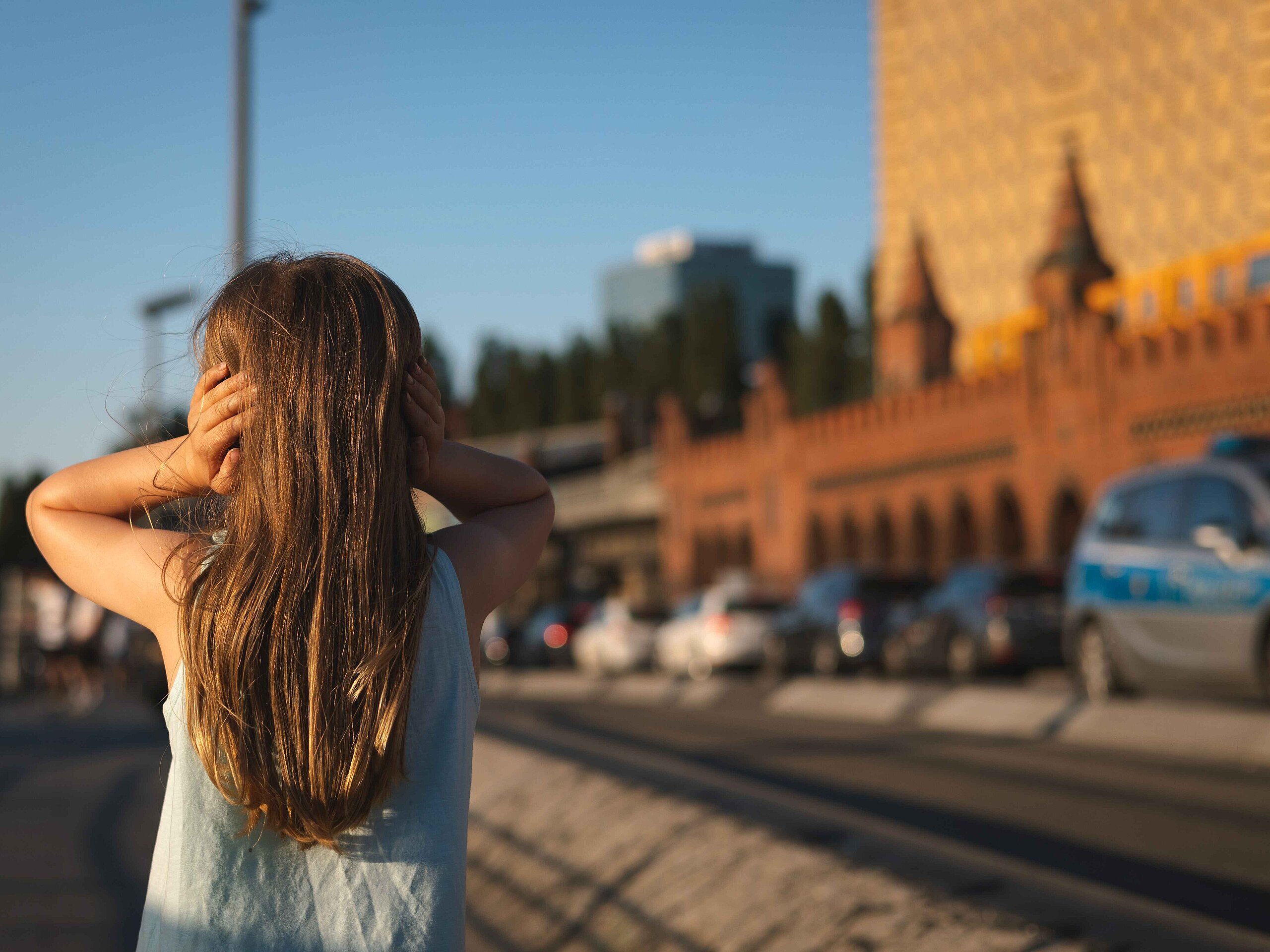 Kind hält sich Ohren zu, Lärm, Berlin, Lärmbelästigung