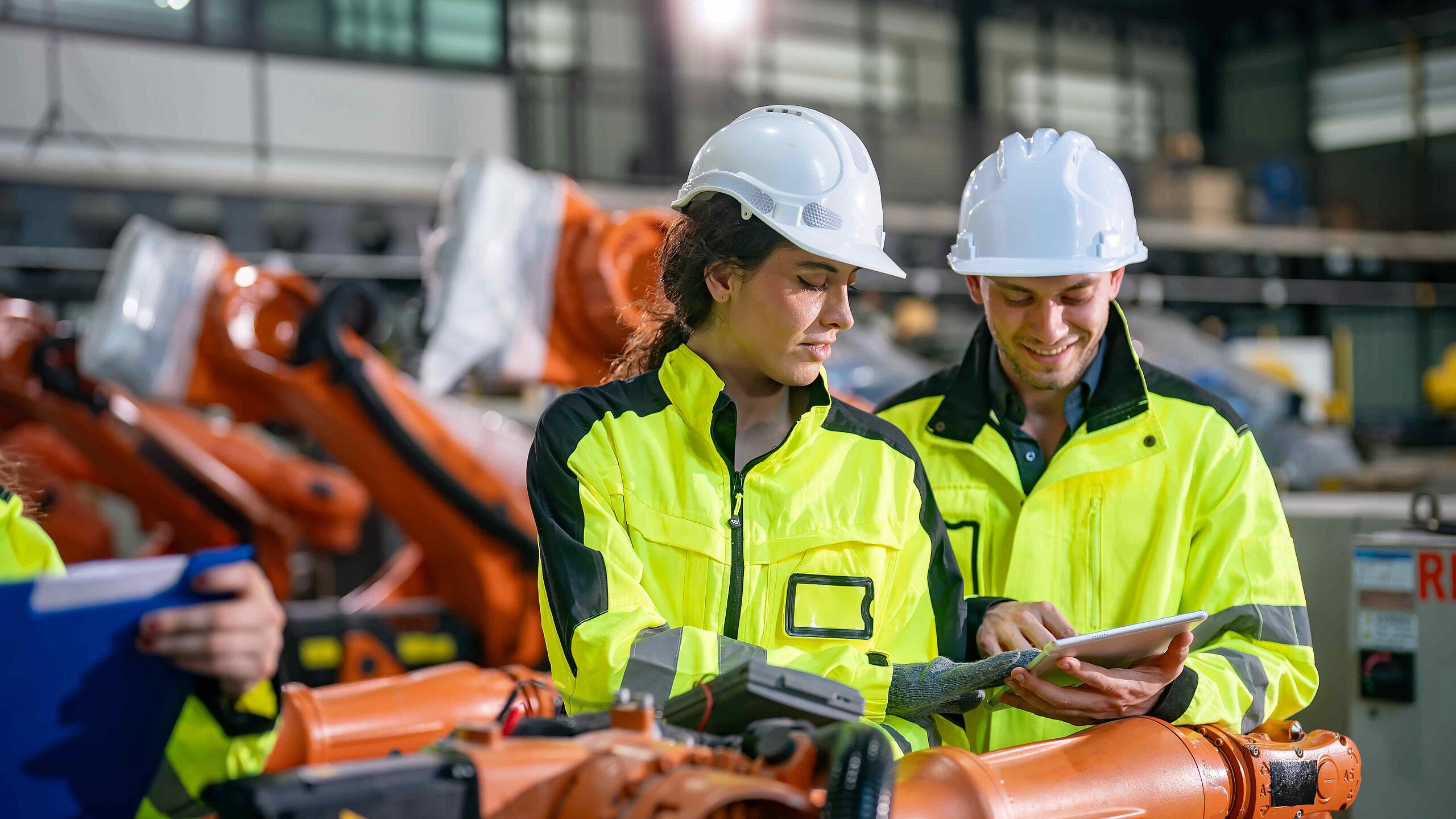 Zwei Ingenieure mit Helm und Weste beraten sich