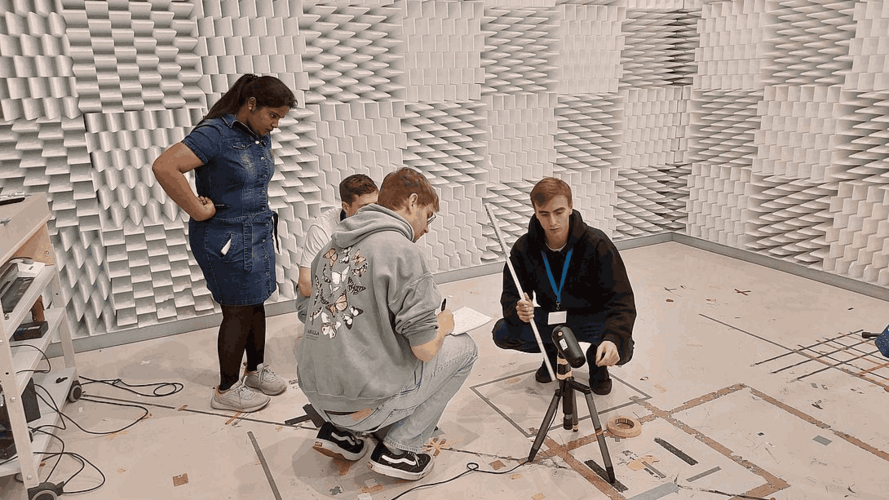 Teilnehmer des Workshops Reinhören 2024 im Reflexionsarmen Halbraum