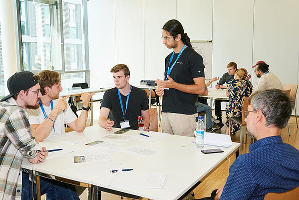 Studierende diskutieren in Workshop