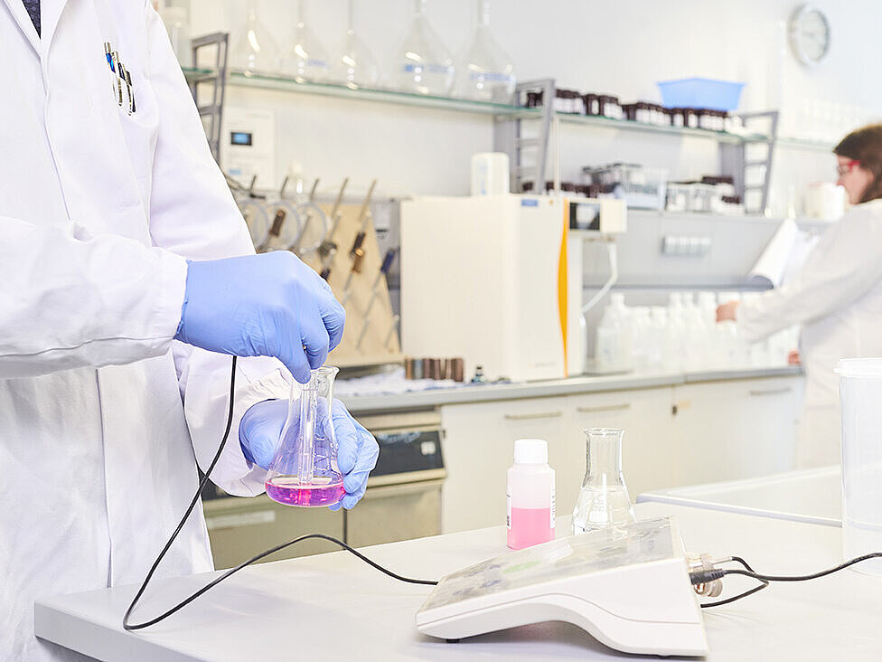 Laboranalytik, Mensch mit Reagenzglas