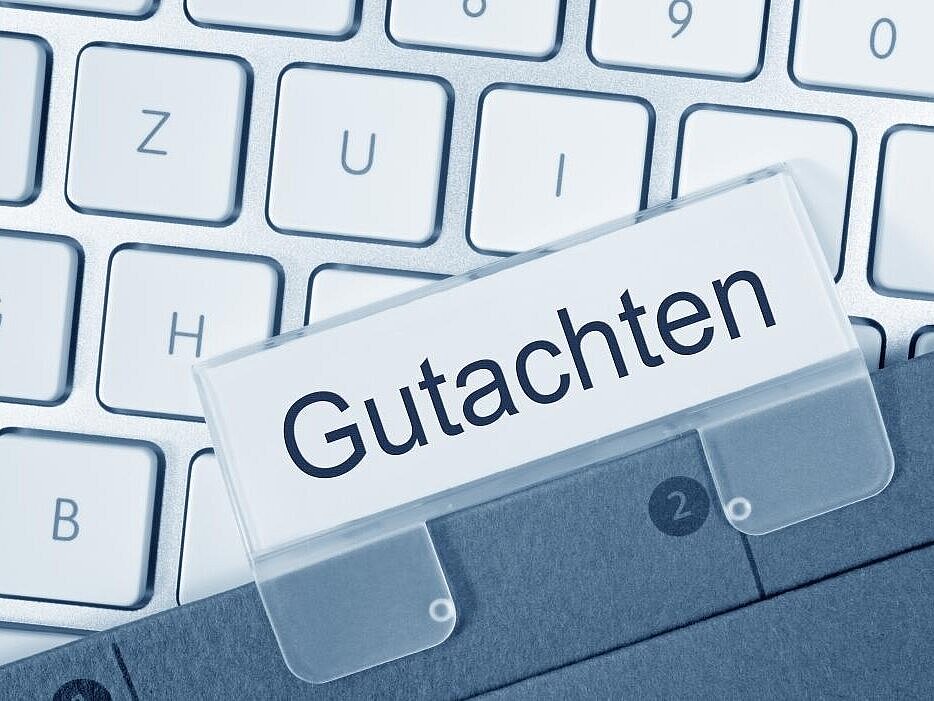Gutachten, Schild vor Tastatur