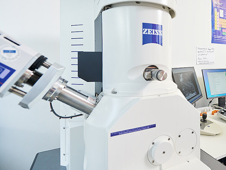 Electron microscope, laboratory analysis, electromagnetic fields