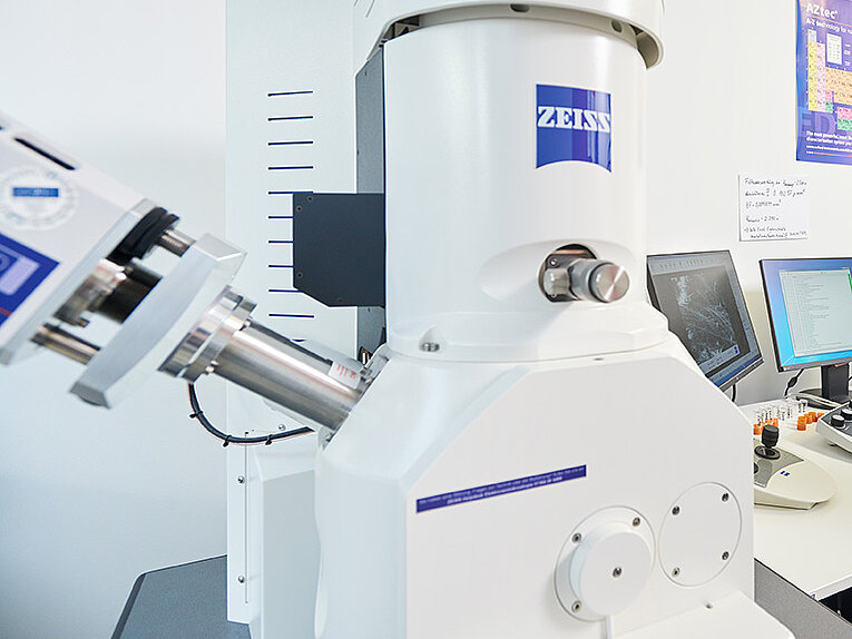 Elektronenmikroskop, Laboranalytik, Elektromagnetische Felder