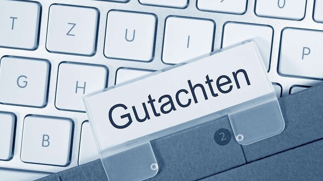 Gutachten-Schild über Tastatur