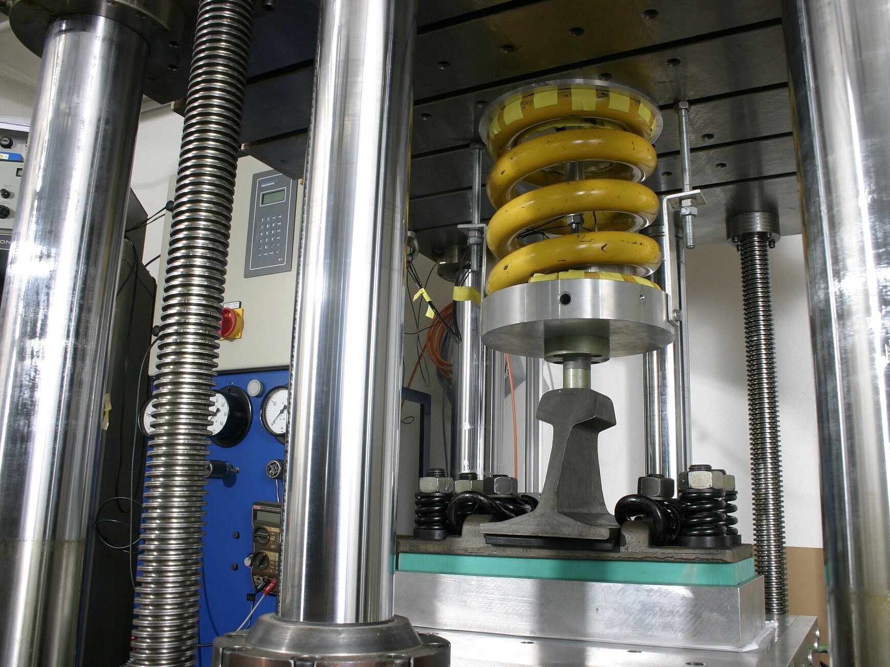 Federprüfstand, Prüfeinrichtung