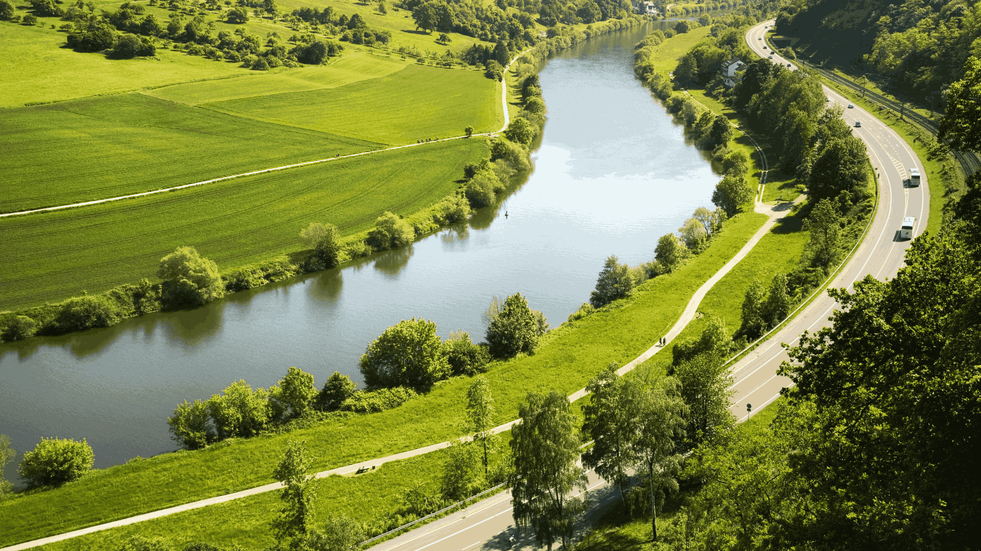Fluss durch grüne Landschaft, Immissions- und Umweltschutz, Symbolbild