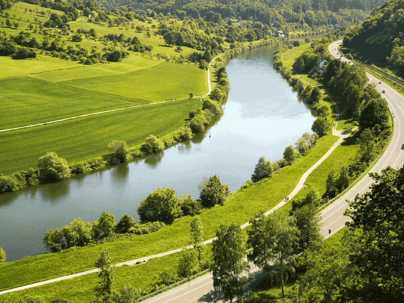Fluss durch grüne Landschaft, Immissions- und Umweltschutz, Symbolbild