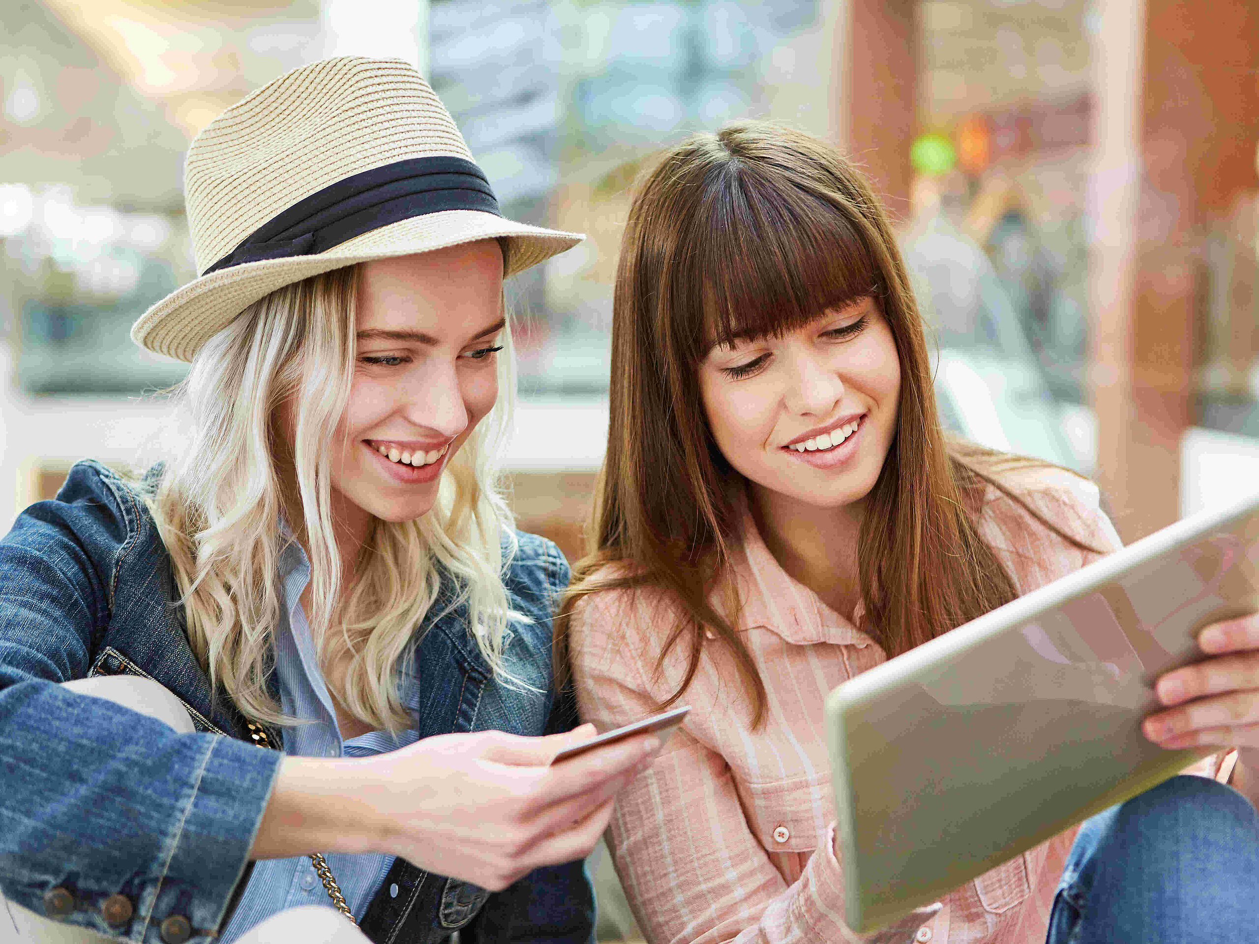 Frauen mit Tablet und Kreditkarte