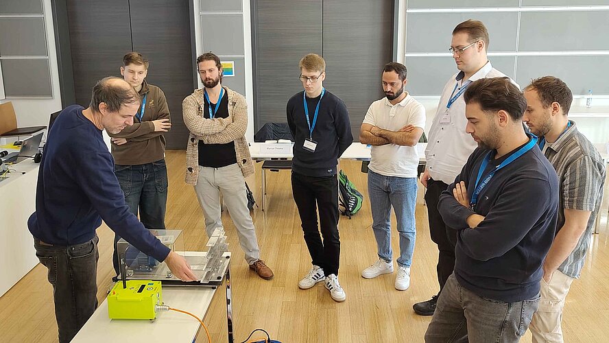 Teilnehmer des Workshops Reinhören 2025 bei einer Vorführung zum Erschütterungsschutz