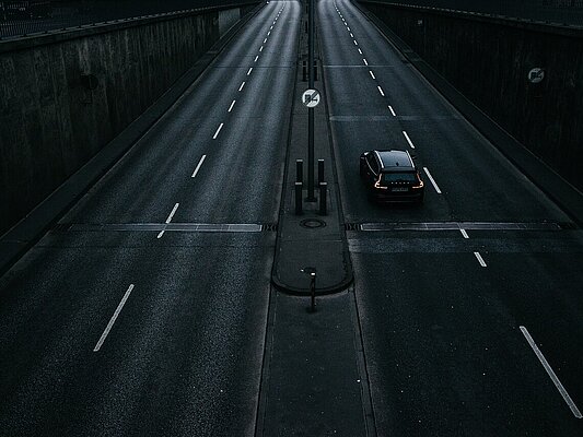 Auto auf Autobahn bei Nacht