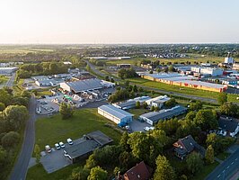 Vogelperspektive auf Gewerbegebiet und Industriequartier