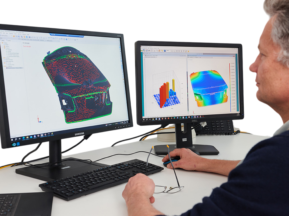 Mann sitzt vor Computer mit FEMtools-Programm, Modellkalibrierung