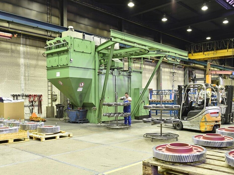 Industrieakustik, Industriehalle, Menschen arbeiten