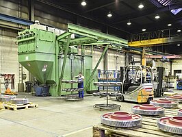 Menschen arbeiten in Industriehalle, Industrieakustik