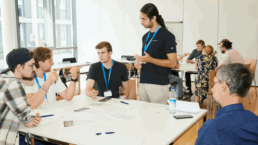 Teilnehmer des Workshops Reinhören 2024 bei einer Gruppenarbeit