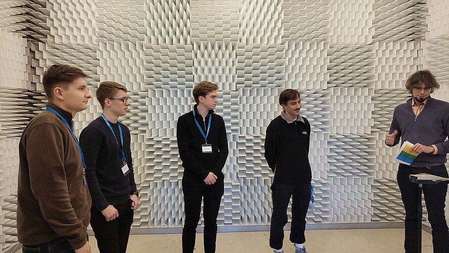 Teilnehmer des Workshops Reinhören 2025 im Reflexionsarmen Halbraum