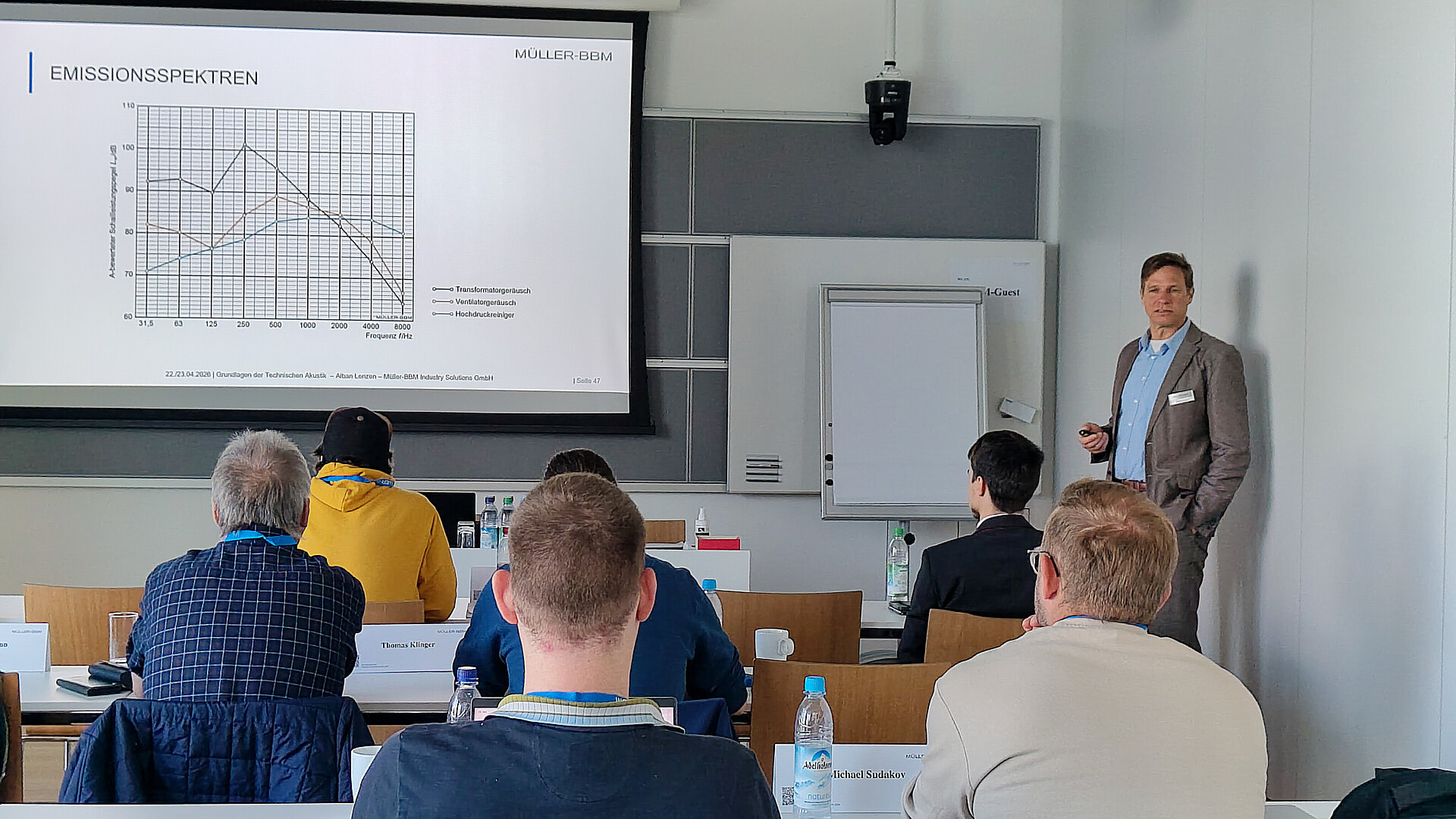 Seminarleiter Alban Lenzen im Hörsaal vor den Teilnehmenden