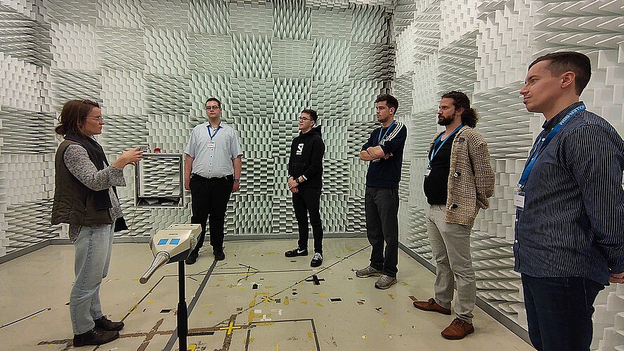 Teilnehmer des Workshops Reinhören 2025 im Reflexionsarmen Halbraum