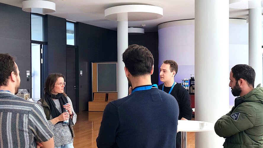 Teilnehmer des Workshops Reinhören 2025 im Gespräch