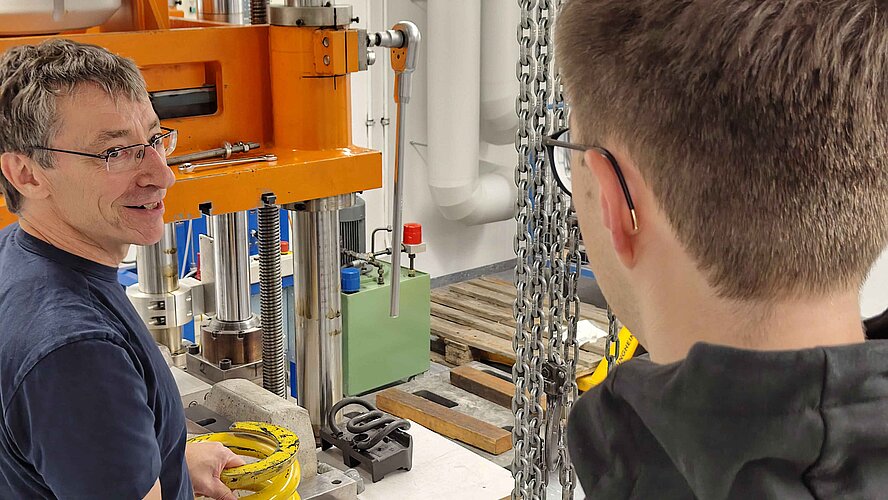 Vorführung des Federprüfstand beim Workshops Reinhören 2025