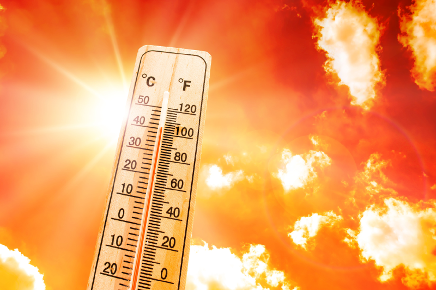 Thermometer mit 40 Grad Celsius vor einem roten Himmel.