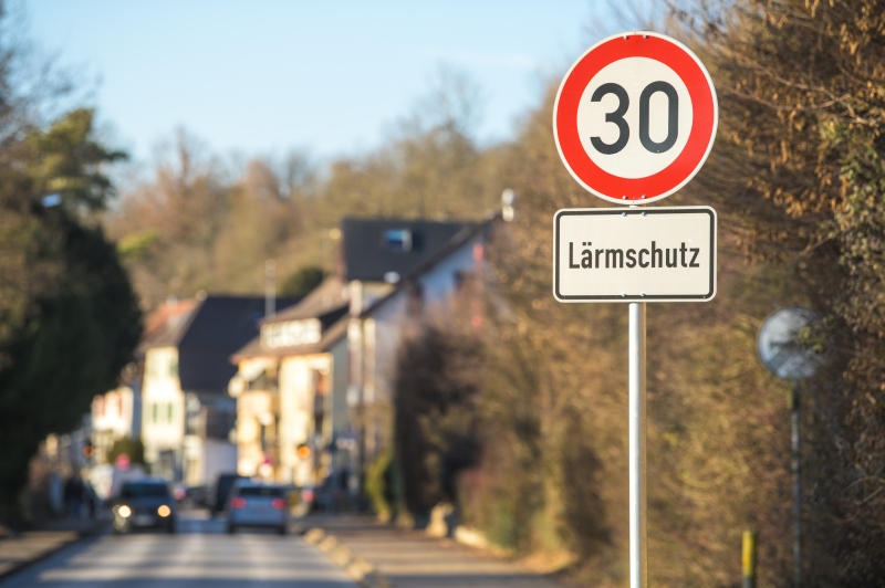 Verkehrsschild mit Tempo 30 und Hinweis Lärmschutz