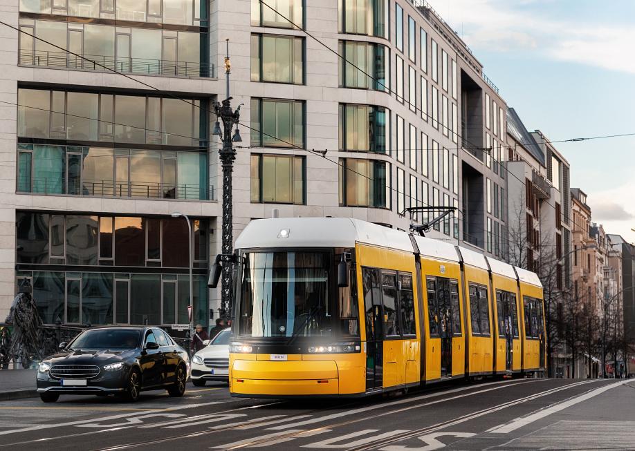 PKW und Straßenbahn in der Innenstadt