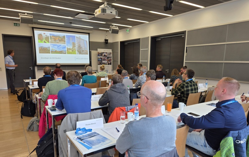 Teilnehmende des Seminars im Hörsaal in Planegg